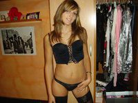 Amateur girl posing on cam in her room