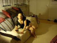 Brunette amateur wife love posing on cam