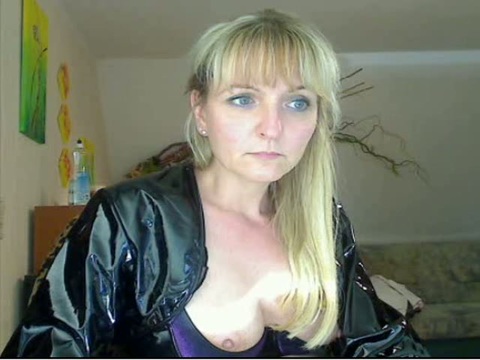 Play 'Busty blonde wife on webcam'