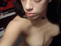 Amateur girl posing nude on cam