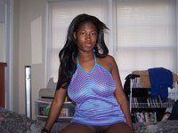 Amateur ebony slut posing nude