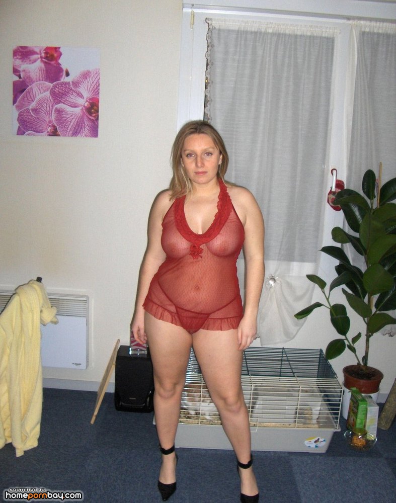 Amateur girl posing naked in her room