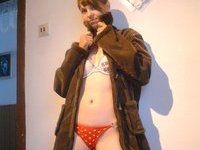 Teenage amateur GF posing nude