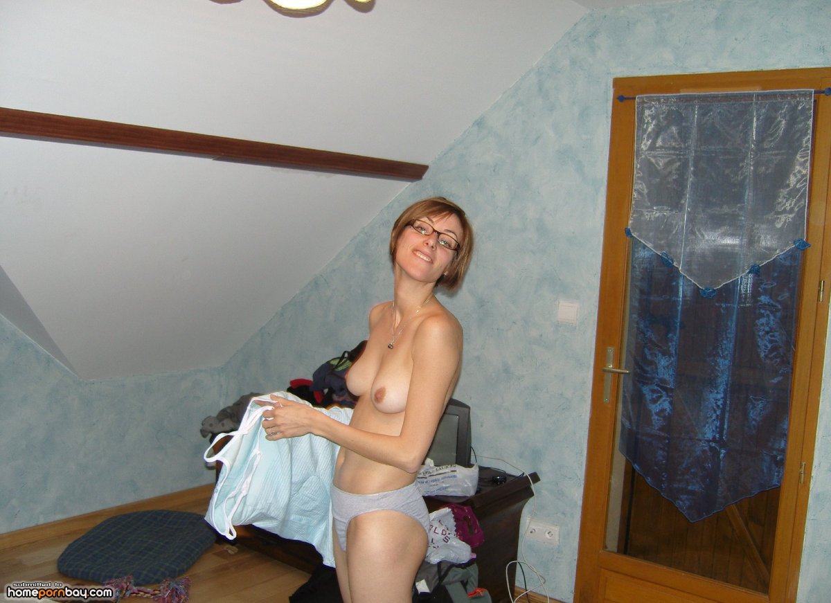 French amateur wife nude at home photo