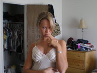 Cute amateur wife love posing nude