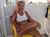 Mature mom love posing nude
