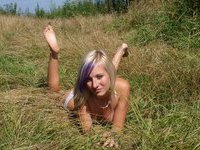 Amateur girl posing like a real pro