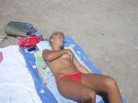 Two amateur GFs sunbathing topless