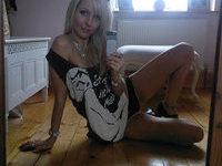 Amateur blonde taking pictures of herself