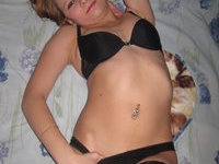 Young amateur GF posing on bed
