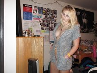 Teenage amateur blonde posing nude