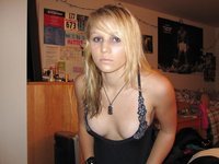 Teenage amateur blonde posing nude