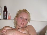 Blonde Sammy spreads her wet pussy