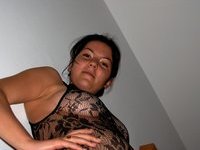 Amateur wife posng on bed