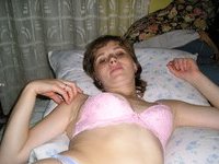 Amateur wife posing on bed