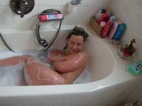 Amateur girl posing nude at bath