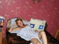 Amateur wife posing on bed