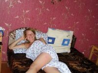 Amateur wife posing on bed