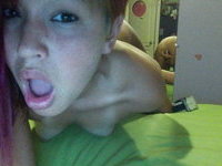 Pretty girl nude posing on webcam