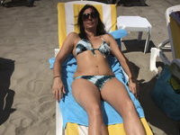 US amateur MILF nude posing and fisting