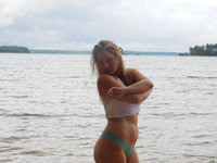 Sexy curvy amateur babe naked at lake