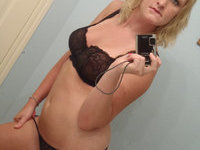 Blond MILF nude selfies