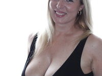 Huge natural tits on blonde MILF