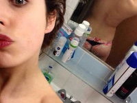 Teen GF snaps dirty selfies