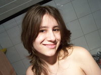 Teenage amateur GF nude posing pics