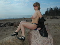 Amateur MILF wife posing nude outdoors