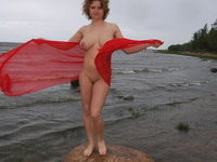 Amateur MILF wife posing nude outdoors