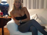 Italian busty MILF pics collection