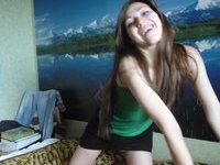 Teen babe really loves to show her figure before sex