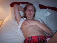 Amateur GF nude posing for boyfriend