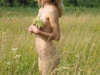 Pretty blonde babe art nude posimng at nature