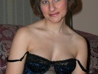 Amateur wife posing naked on sofa