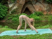 Blond amateur teen babe art nude posing outdoors