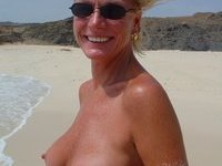 Mature amateur blonde mom love posing naked