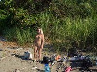 Cute amateur blonde wife love posing naked