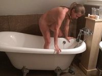 Geeky amateur wife bath time