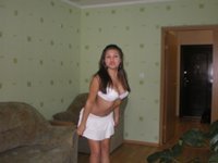 Amateur girl nude posing at home