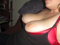 Amateur girl showing her tits
