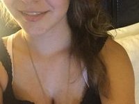 Herdy amateur GF showing her tits
