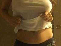 Herdy amateur GF showing her tits