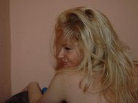 Kinky amateuir blonde love posing on cam