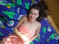 Amateur girl posing on bed