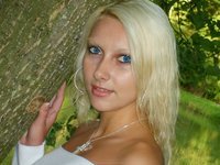 Blue eyed amateur babe exposed