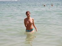 Amateur girl share pics from summer vacation
