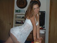 Amateur babe posing for boyfriend at home