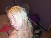 Young amateuir blonde GF nude posing in her room